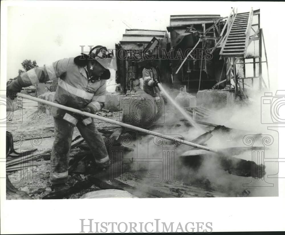 1990 Press Photo Firefighters Jimmie McCollster and Willie Rodgers Work, Houston- Historic Images