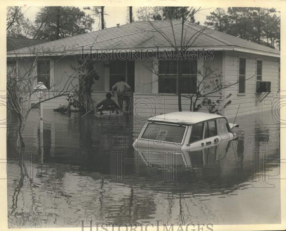 1972 Press Photo Rescue crew checks flooded home for residents - Houston
