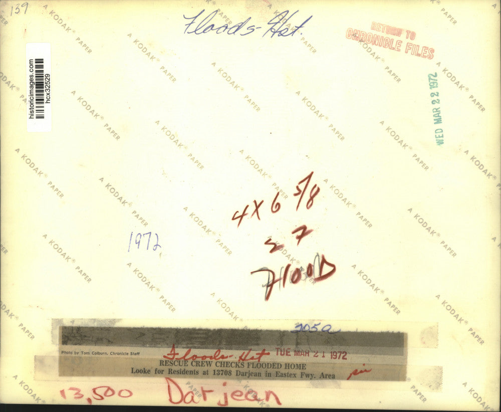 1972 Press Photo Rescue crew checks flooded home for residents - Houston