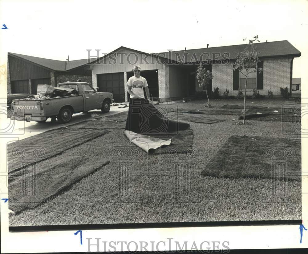 1979 Press Photo James Ward lays out carpets to dry following flood in Houston- Historic Images