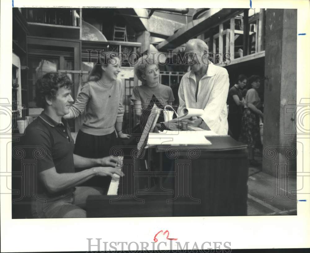 1980 Press Photo Nina Vance Alley Theatre rehearsal around piano - Houston- Historic Images