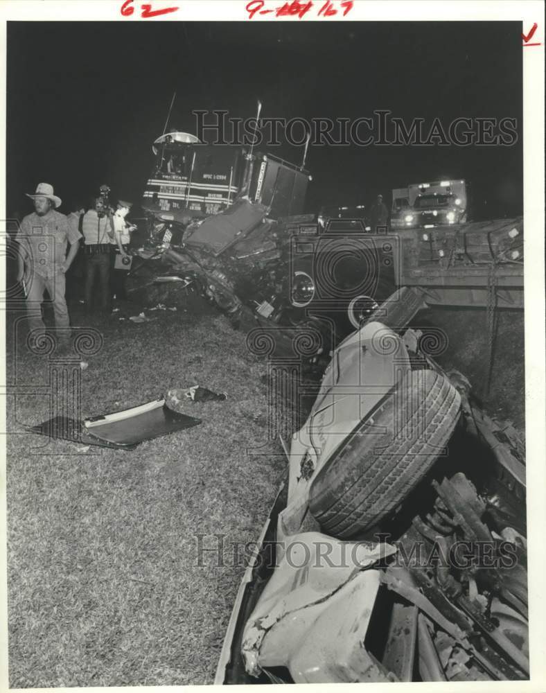 1981 Press Photo Crash site of tractor-trailer and car accident in Houston- Historic Images