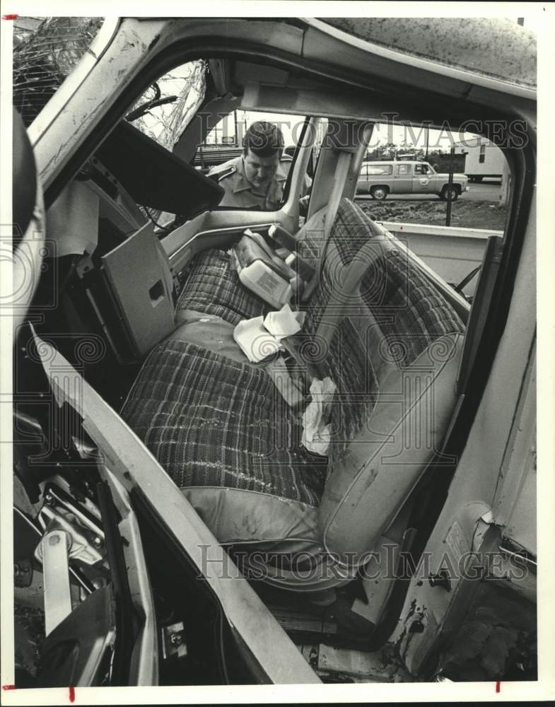 1985 Press Photo Texas Sheriff W. L. Hunton inspects truck after accident
