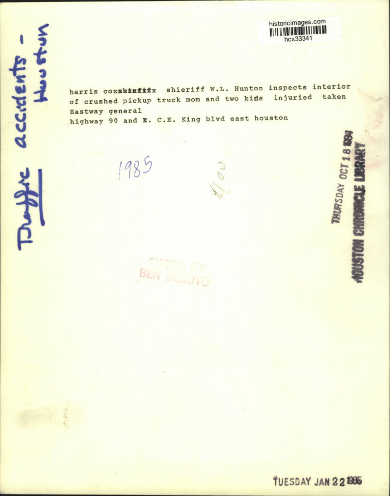 1985 Press Photo Texas Sheriff W. L. Hunton inspects truck after accident