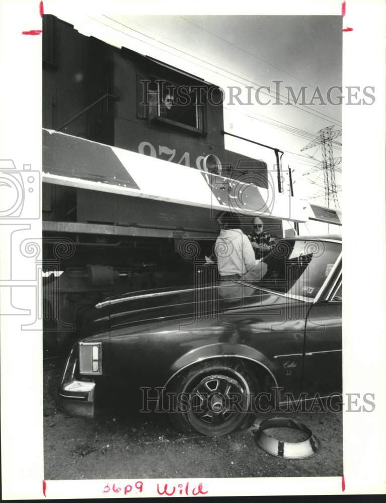 1993 Press Photo SP Train Hit Stalled Car, Investigators Takes Info, Houston, TX- Historic Images