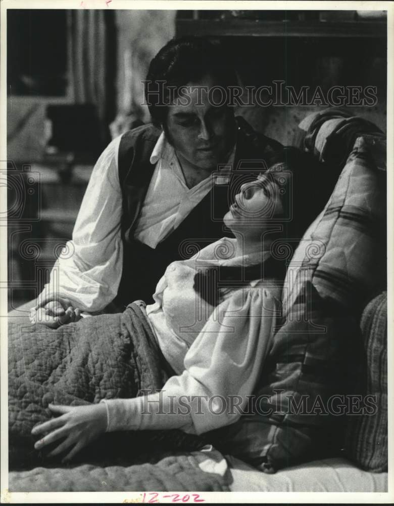 1975 Press Photo Houston Grand Opera singers in production of "La Boheme"- Historic Images