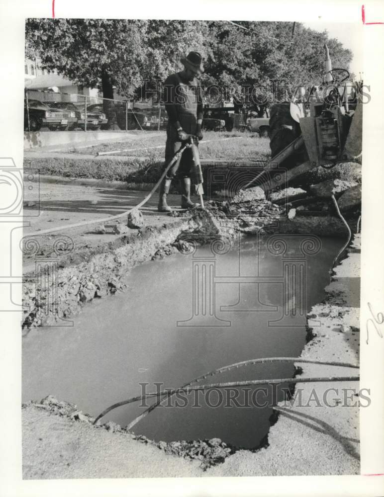 1976 Press Photo Donell Thomas Repairs Broken Water Lines in Houston - hcx33696- Historic Images