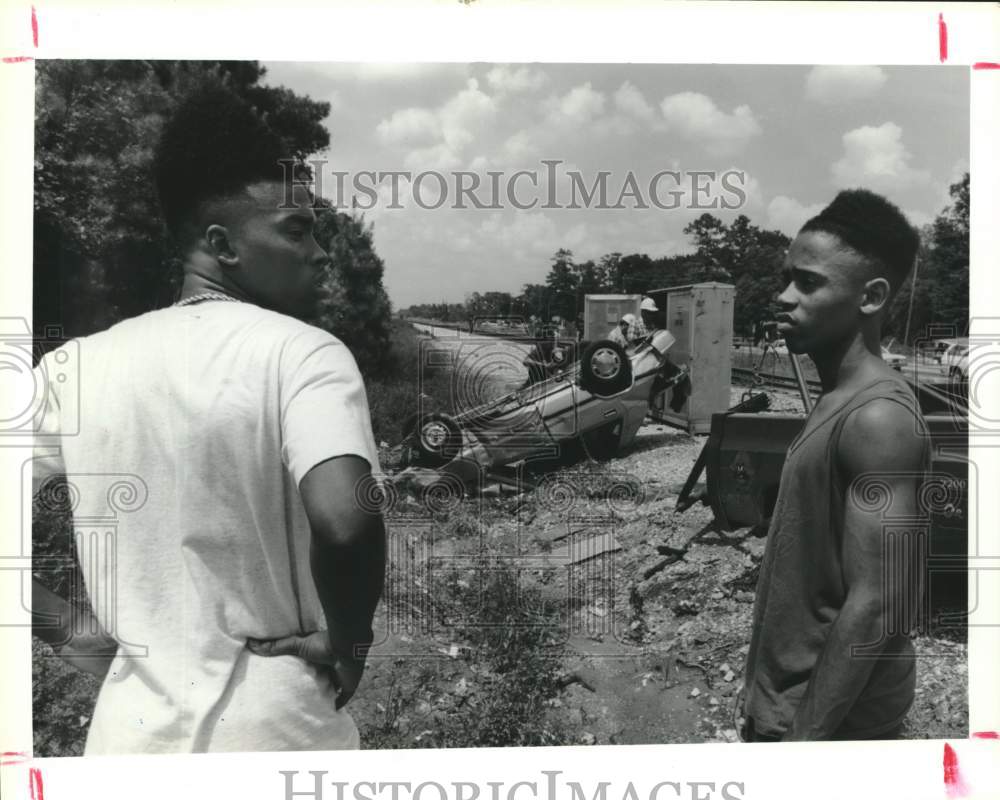 1991 Press Photo Men at scene of car-train accident - jumped to safety - Houston- Historic Images