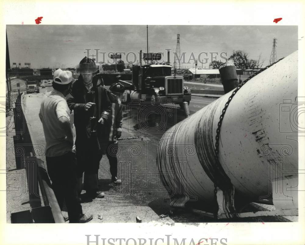 1985 Press Photo Houston firefighter discusses oil spill after accident - TX- Historic Images