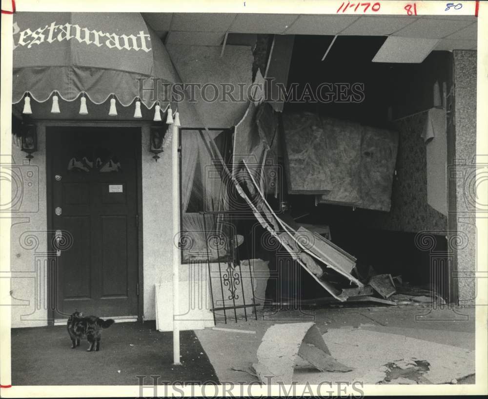 1983 Press Photo Car crash leaves hole in Lion D'Or gourmet room - Houston- Historic Images