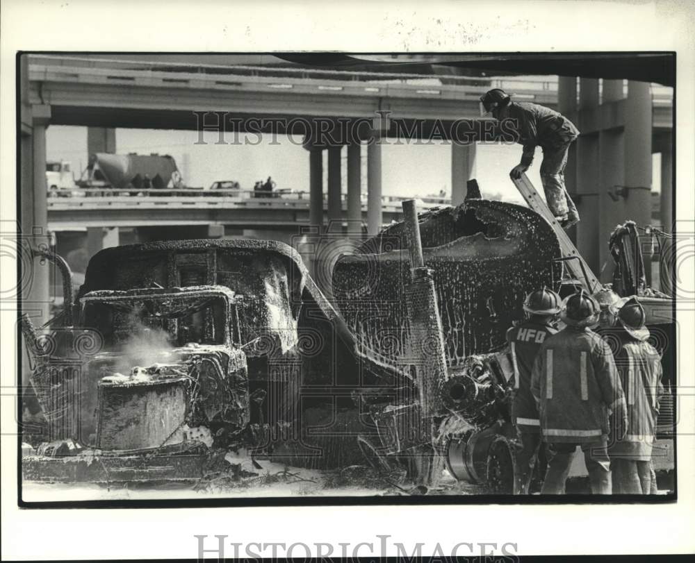 1983 Press Photo Houston firemen on scene of vehicle accident - hcx33831- Historic Images