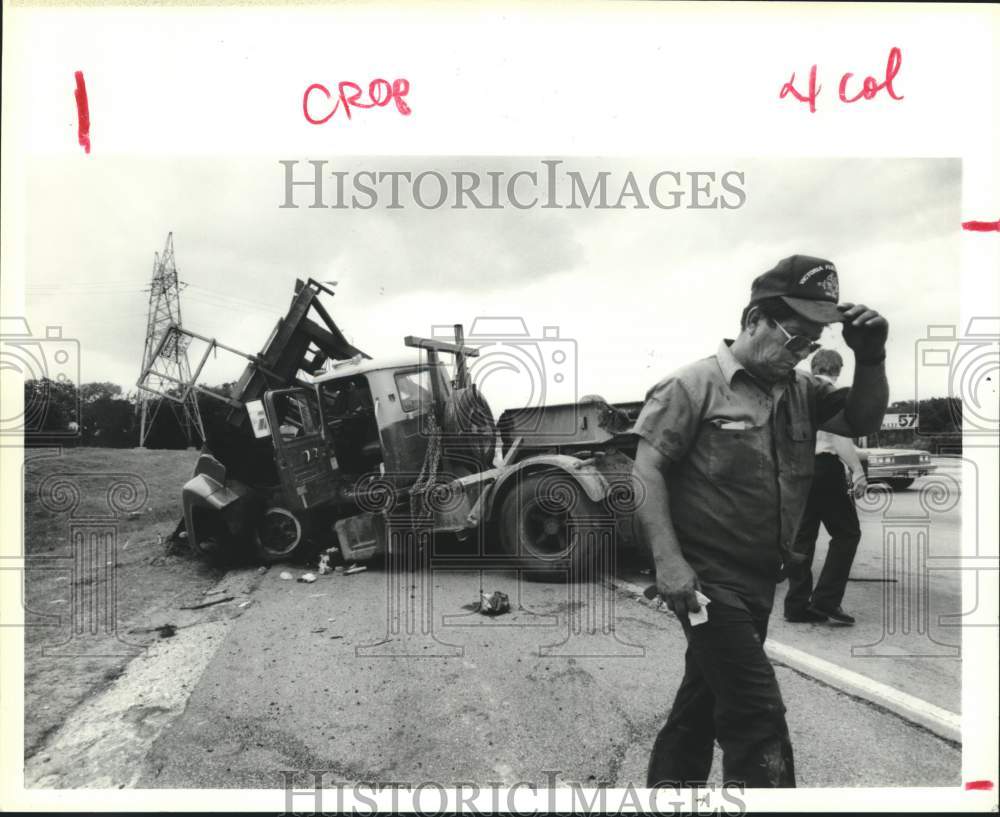 1988 Press Photo Lupe Garza walks away from scene of truck accident in Houston- Historic Images