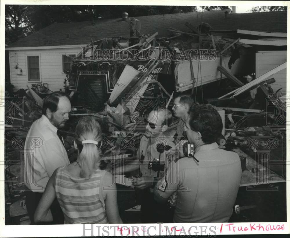 1990 Press Photo Police question family - truck slams through home in Houston- Historic Images