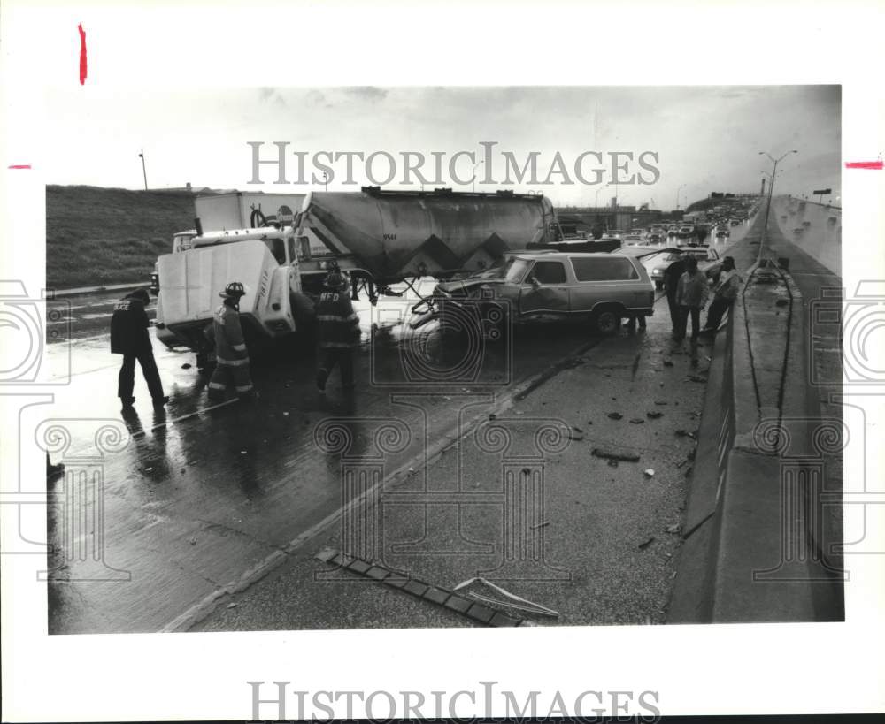 1990 Press Photo Scene of jack-knifed truck on East Loop 610 in Houston, Texas- Historic Images