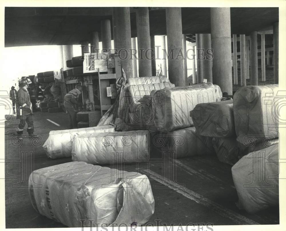 1984 Press Photo 18-wheeler loses cotton bales over 610 E in Houston - hcx33928- Historic Images