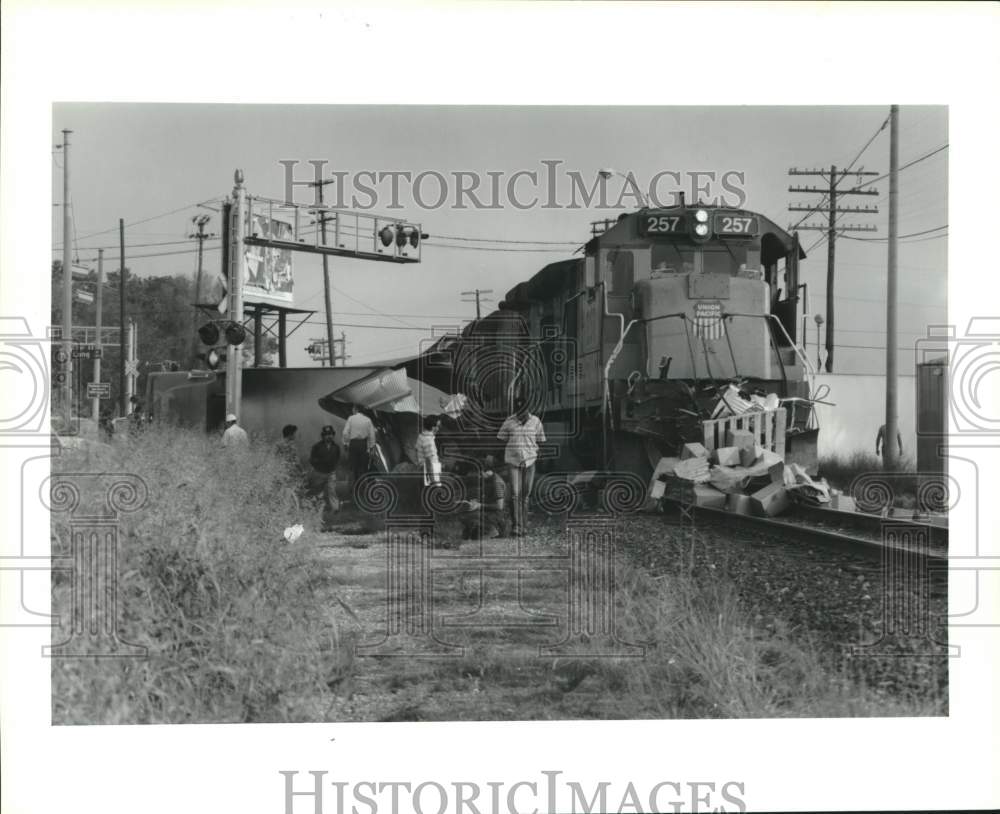 1990 Press Photo Boxes in front of engine after train-truck crash in Houston- Historic Images