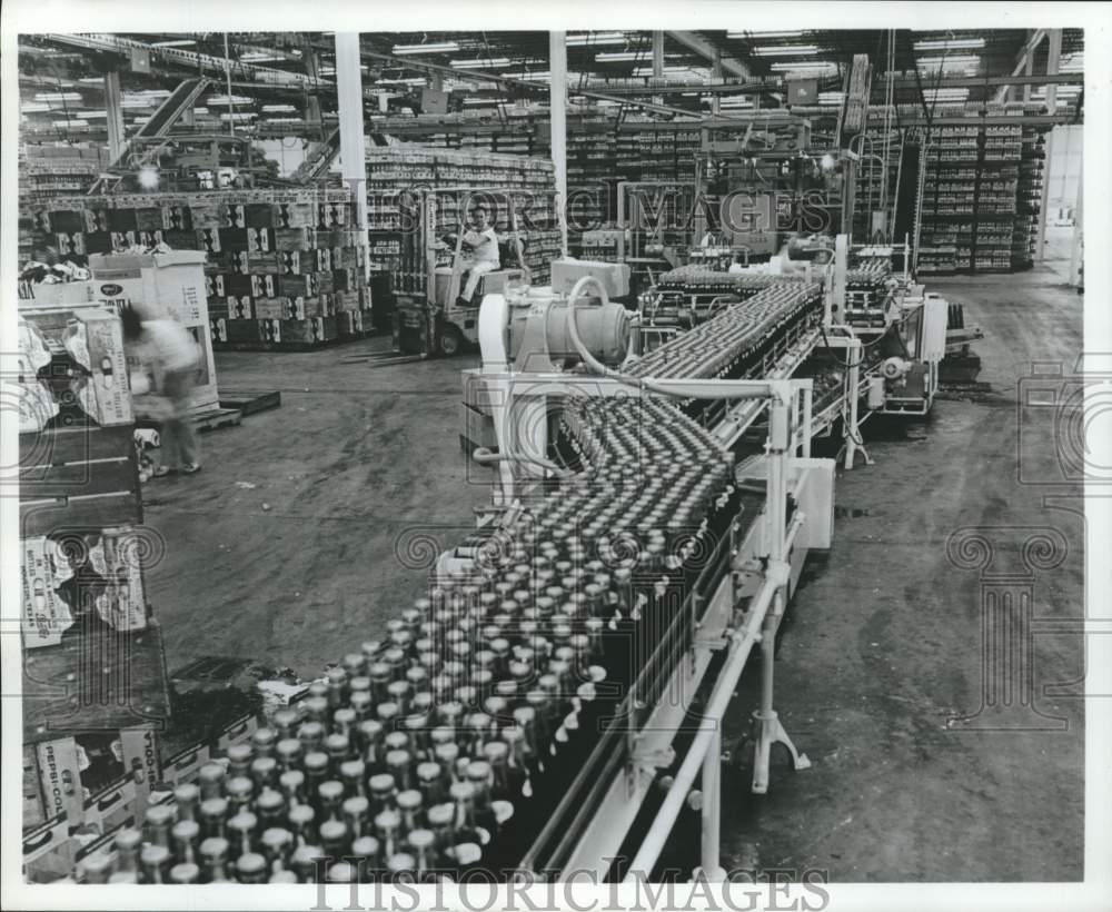 1969 Press Photo Union Bottling Works&#39; automated conveyor system - Houston- Historic Images