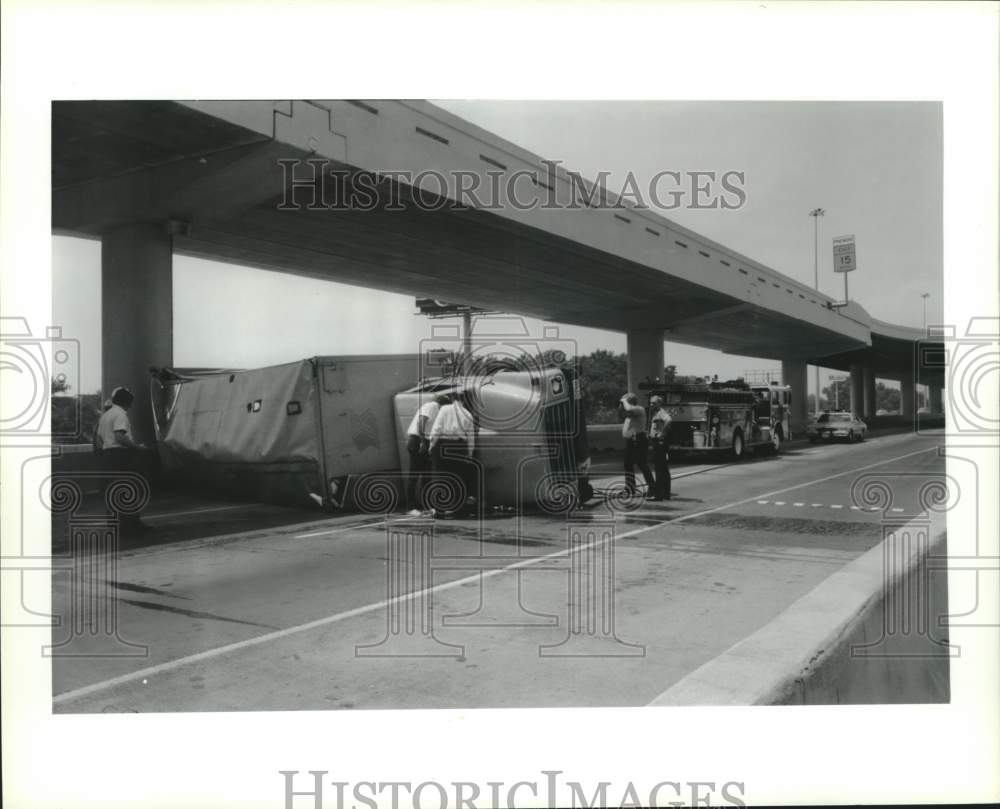 1990 Press Photo Houston paramedics prepare to transport injured after crash- Historic Images