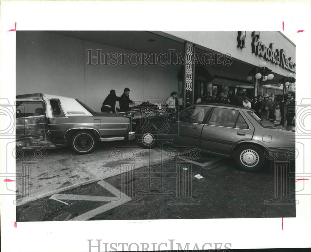 1990 Press Photo Scene of car/pedestrian accident outside Houston store- Historic Images