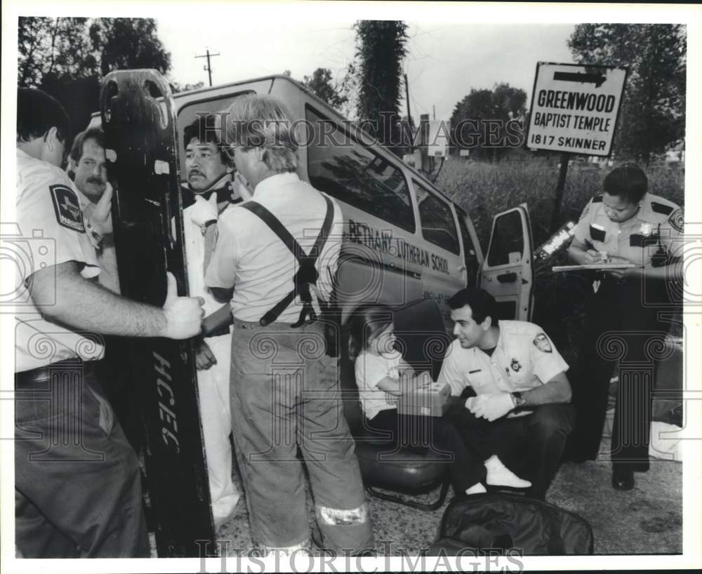 1991 Press Photo Paramedics checking accident victims in northeast Houston- Historic Images