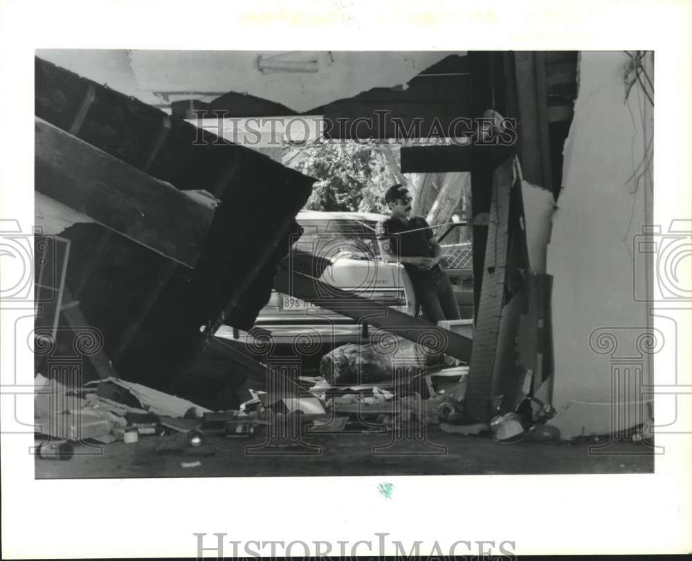 1989 Press Photo Jerry Hernandez crashes car in garage of Doug Vaughan, Houston- Historic Images