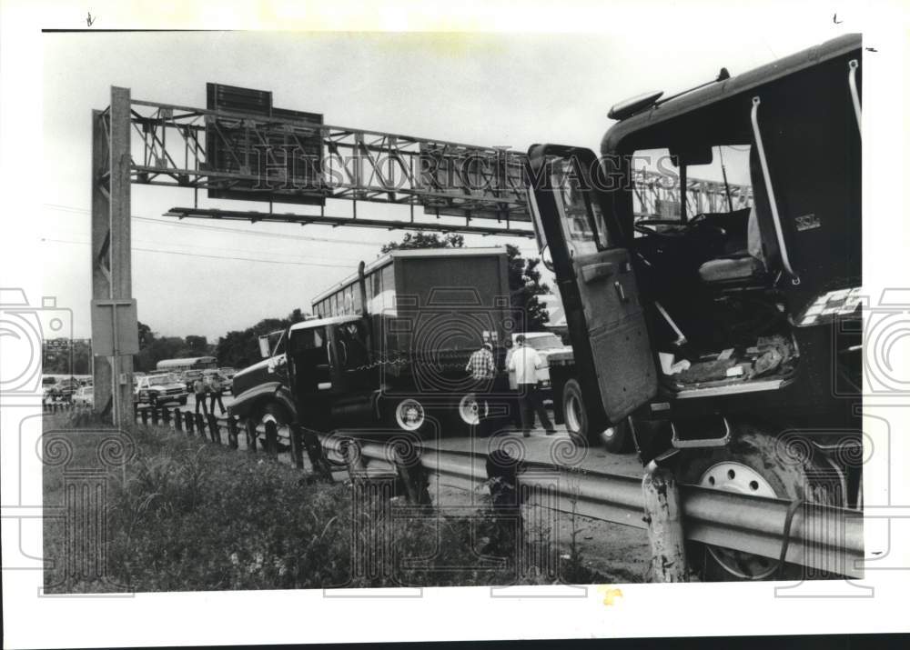1991 Press Photo Two 18-wheel trucks jackknifed at Interstate 45, Houston- Historic Images