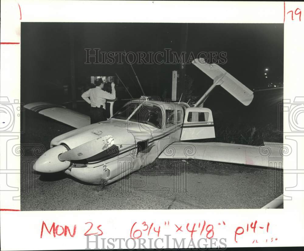 1982 Press Photo Policeman Surveys Plane Crash at Livernois, Houston, TX- Historic Images