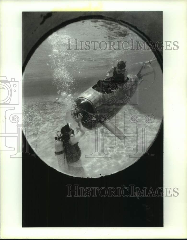 1991 Press Photo Texas A&M Students Test Man-Powered Submarine for Florida race