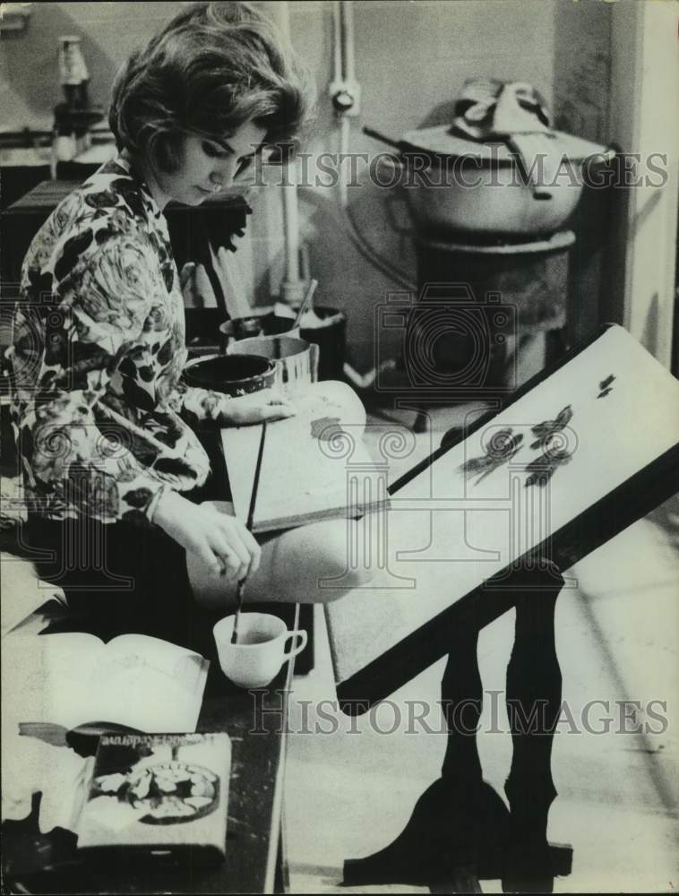 1964 Press Photo Student Paints Design to be used onstage at University of Texas- Historic Images