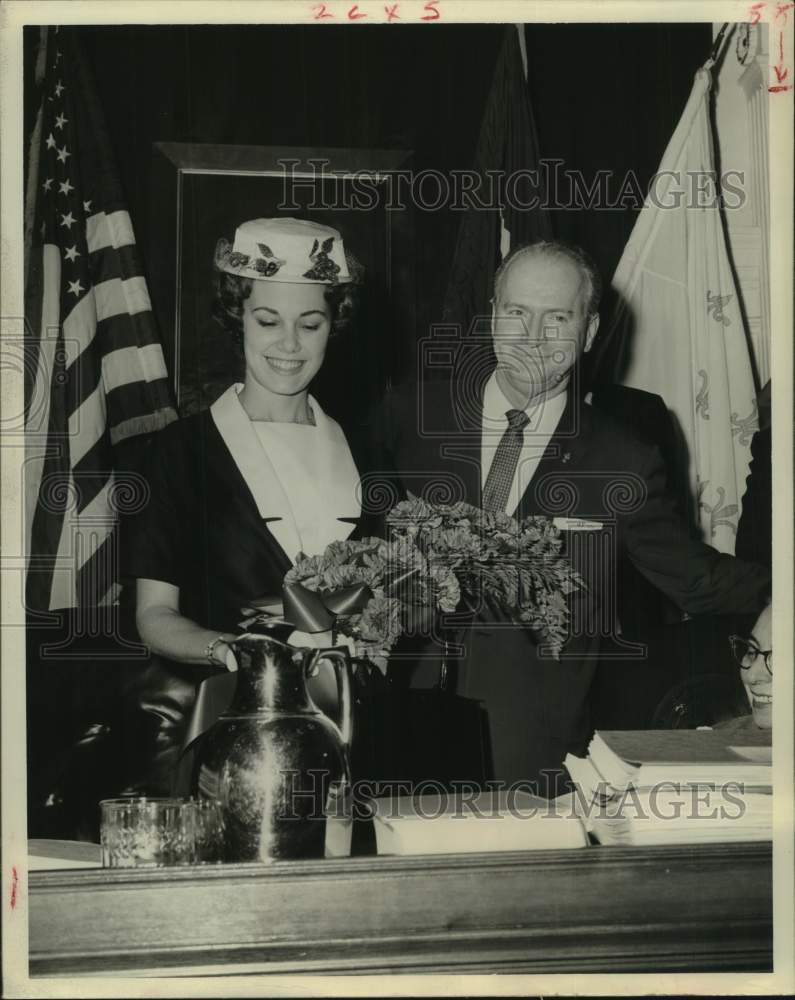 1961 Press Photo Nancy Thompson, Sen Jep Fuller of Port Arthur on Senate Floor- Historic Images