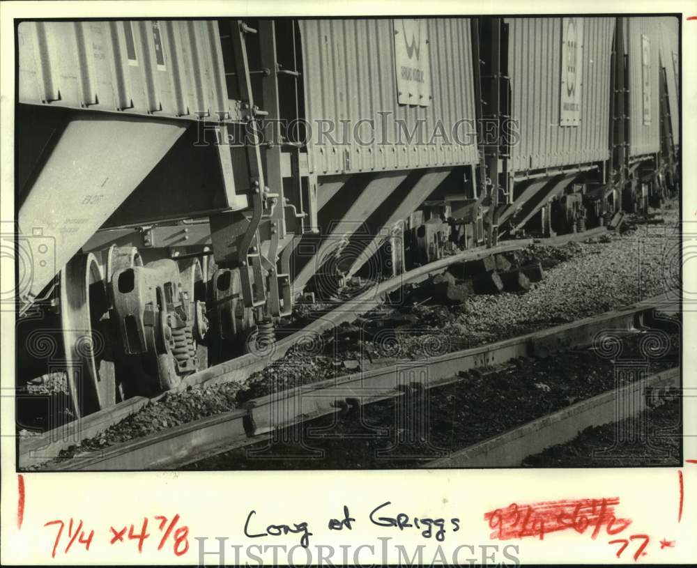 1980 Press Photo Train cars filled with grain derail - Houston Belt &amp; Terminal- Historic Images