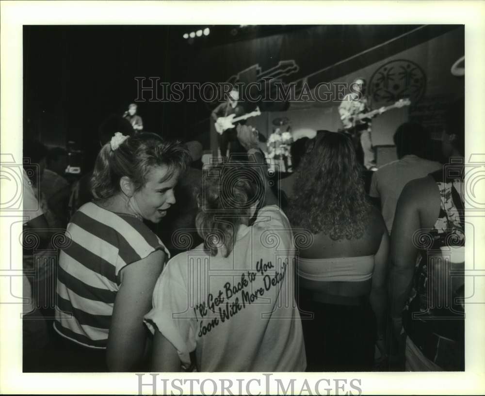 1989 Press Photo Rita &amp; Sherry Jenny at an Omar and the Howlers concert, Houston- Historic Images