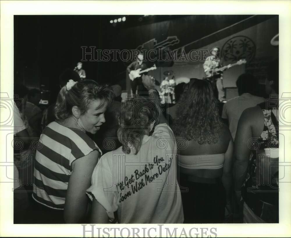 1989 Press Photo Rita & Sherry Jenny at an Omar and the Howlers concert, Houston- Historic Images