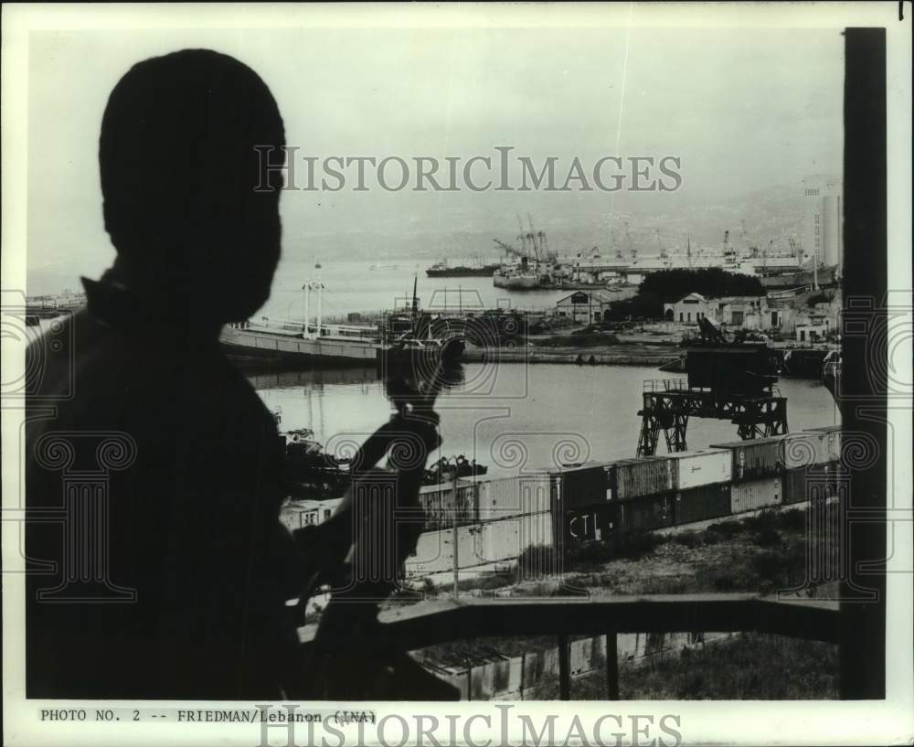 1982 Press Photo Phalangist on Guard at Commercial Center in Beirut, Lebanon- Historic Images