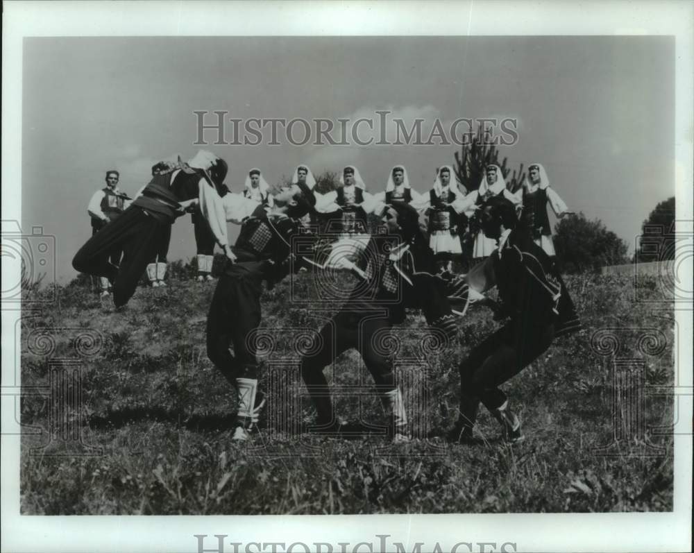 1988 Press Photo Performers on Hillside, Belgrade State Folk Ensemble- Historic Images