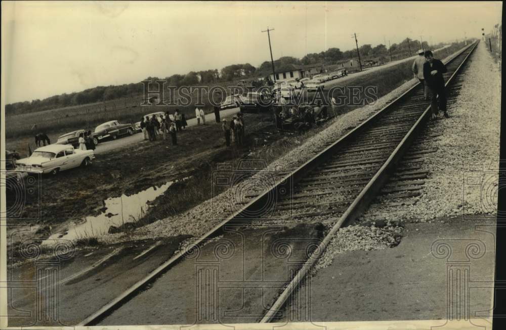 1959 Press Photo People on scene of car accident in Houston near railroad tracks- Historic Images