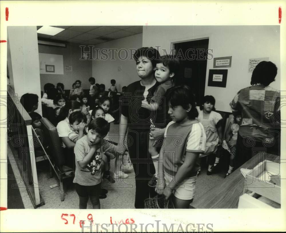 1985 Press Photo Linda Gonzales with her children at Ripley House, Houston- Historic Images