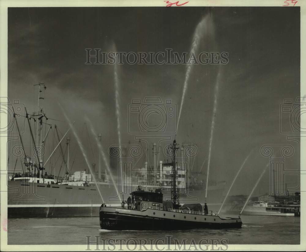 1964 Press Photo Fireboat Captain Crotty Shows Fire Fighting Ability in Houston- Historic Images