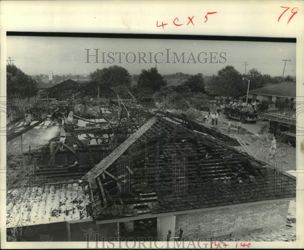 1967 Press Photo Firefighters Battled Fire Which Destroyed Three Houston Homes- Historic Images