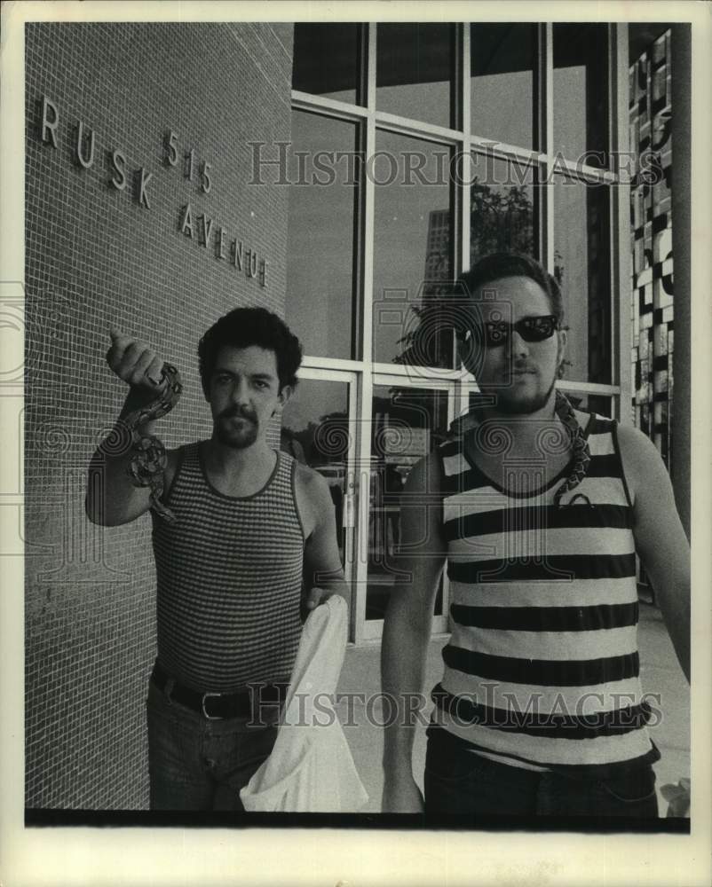 1973 Press Photo Alex Fabris & Ted Wenk leave TX Federal Building with snakes- Historic Images