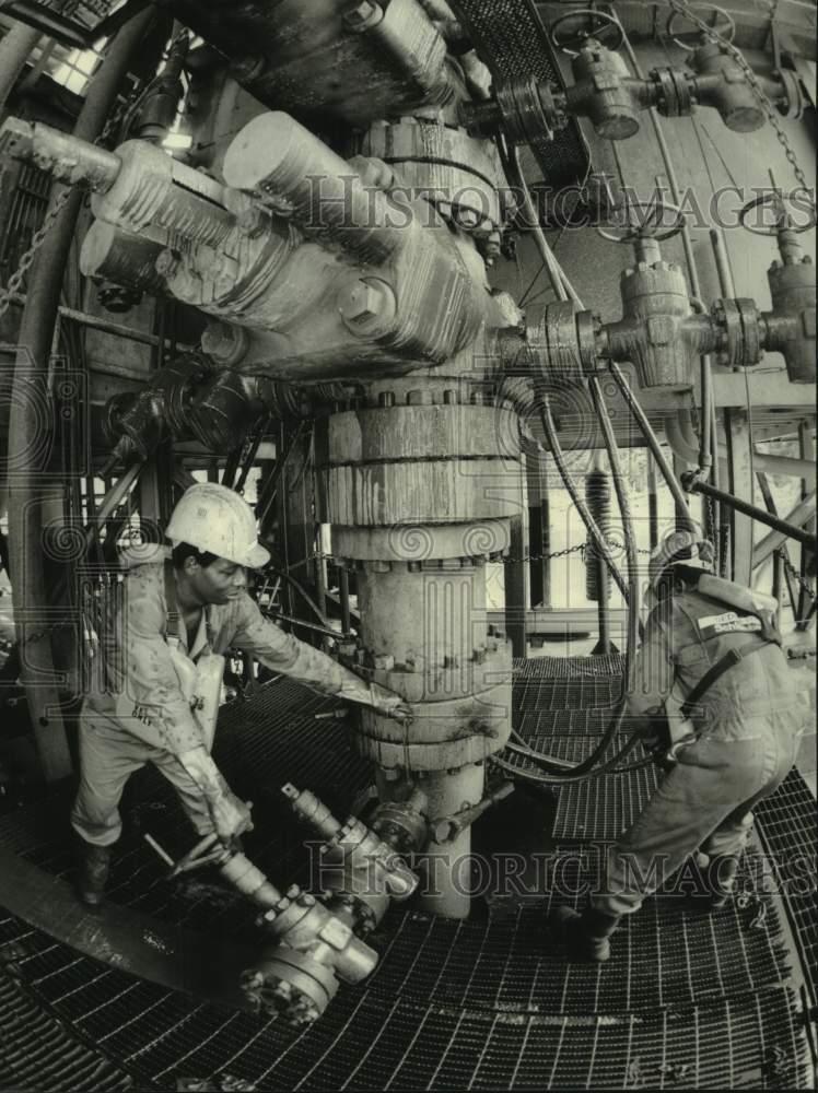 1986 Press Photo Men work aboard Shell&#39;s Belle Isle rig in Biniwei Field Nigeria- Historic Images