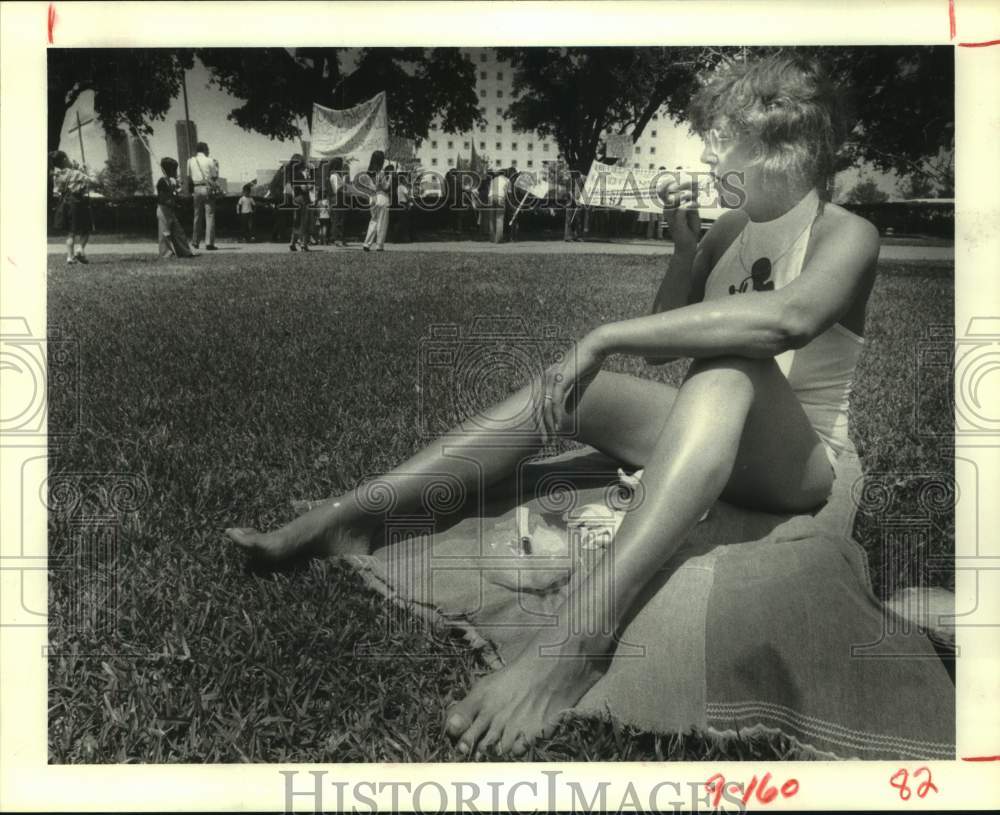 1980 Press Photo Rose Marie Cykoski watches Protesters at City Hall, Houston, TX- Historic Images