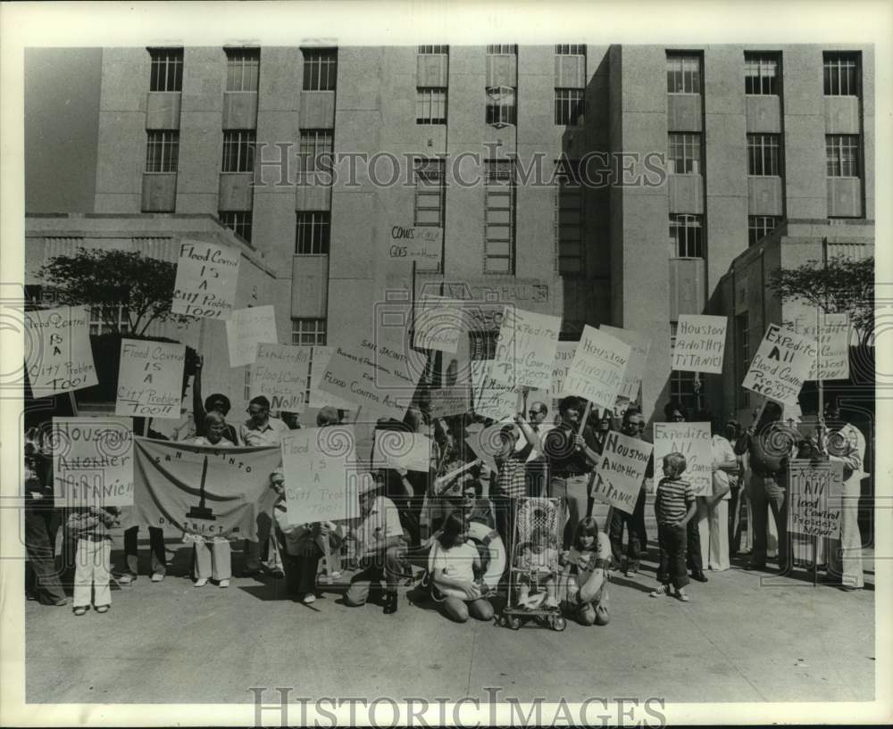 1976 Press Photo City Hall Demonstrators for improved flood control, Sims Bayou- Historic Images