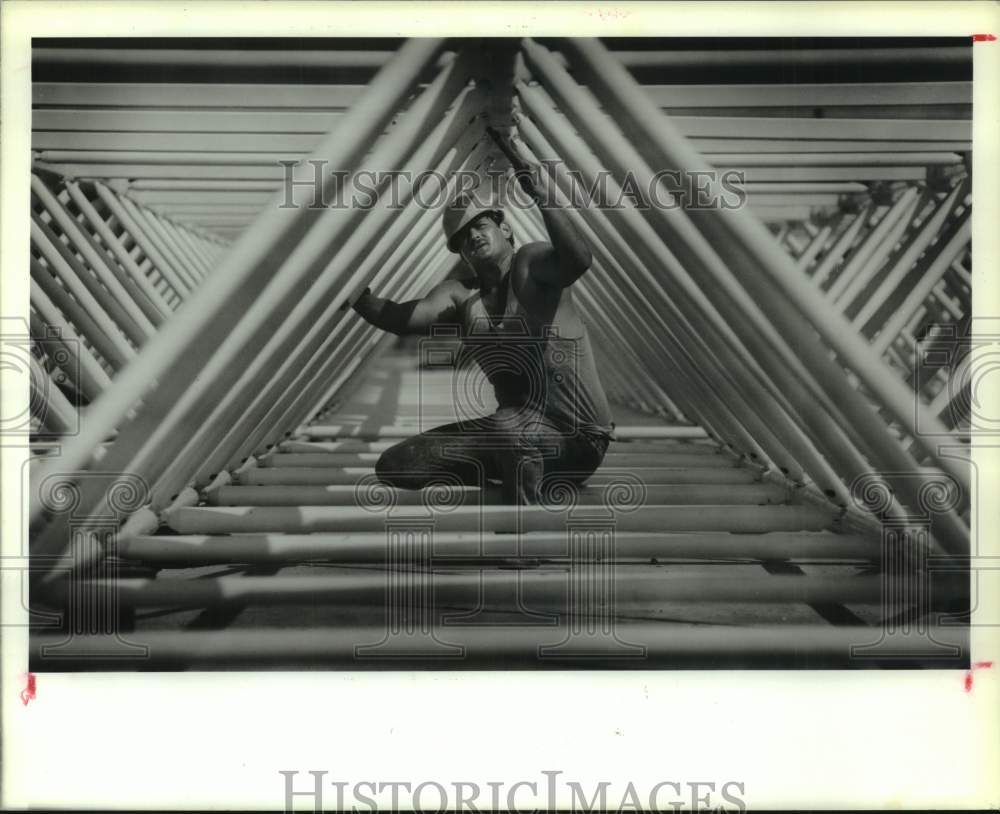 1989 Press Photo Timothy Allen builds awning - Houston Transit Center