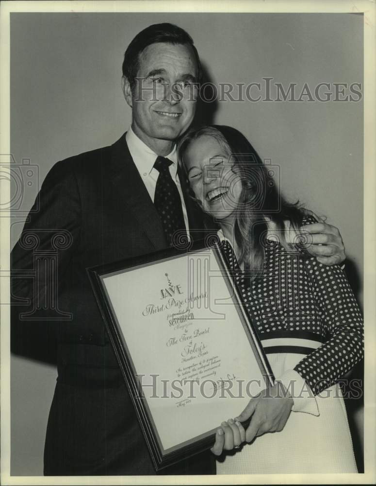 1971 Press Photo Lauren Bynes Receives Award from George Bush, Sr. - hcx37632- Historic Images