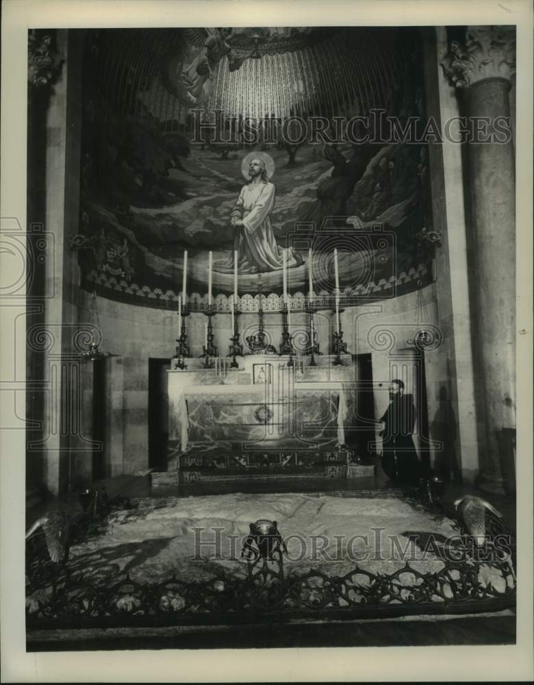 1947 Press Photo Franciscan Monk Kneels Before Rock of the Agony in Jerusalem