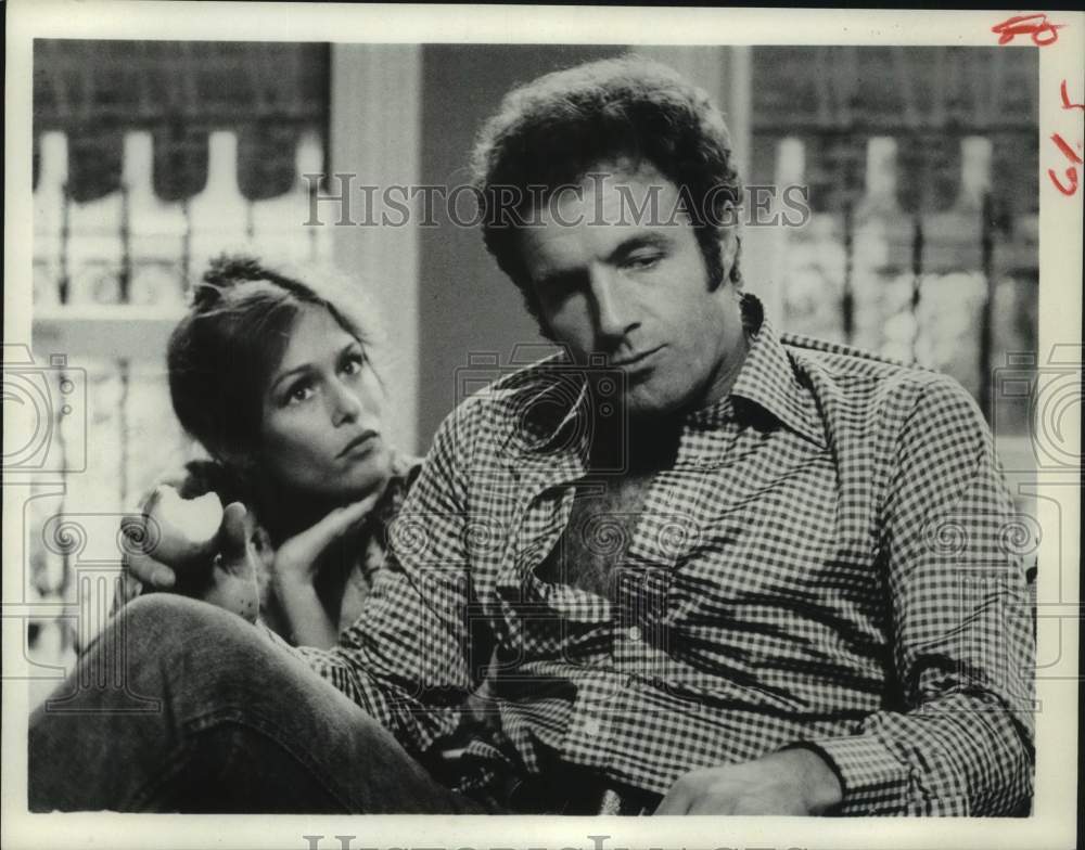 1979 Press Photo Lauren Hutton and James Caan in scene from movie &quot;The Gambler&quot;- Historic Images