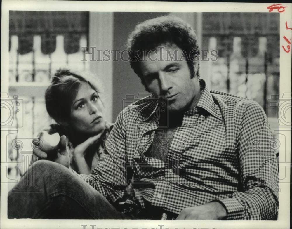 1979 Press Photo Lauren Hutton and James Caan in scene from movie "The Gambler"- Historic Images