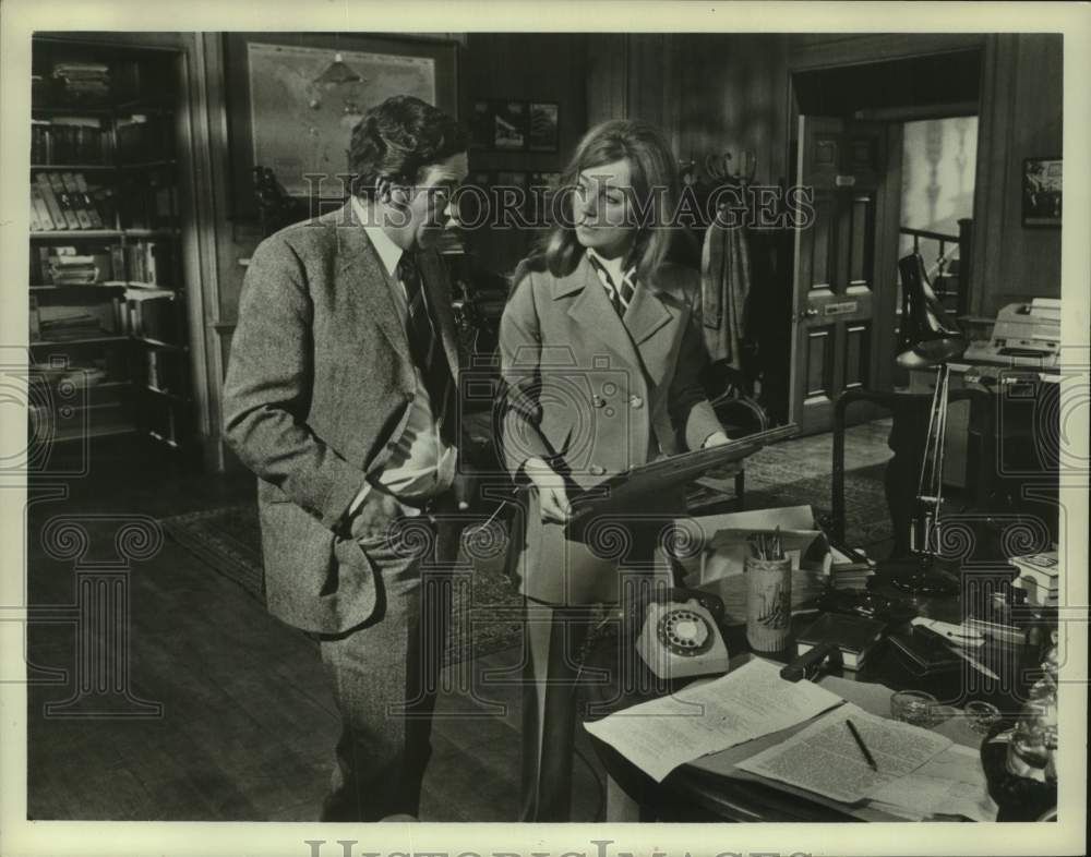 1971 Press Photo Shirley MacLaine speaks with co-star in this office scene- Historic Images