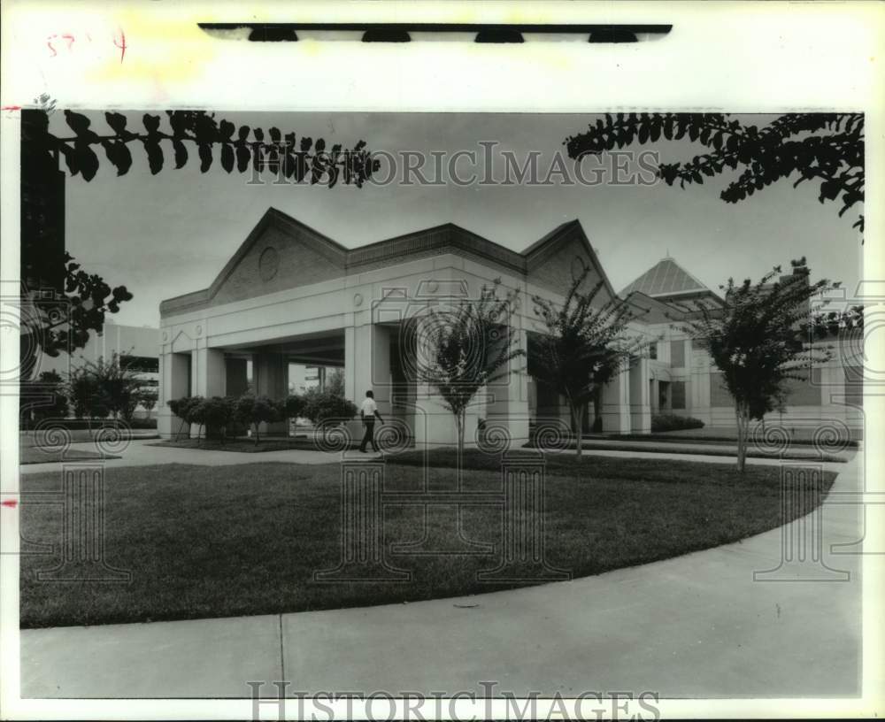 1991 Press Photo Stephen Mayfield enters Art Museum of Southeast Texas, Beaumont- Historic Images